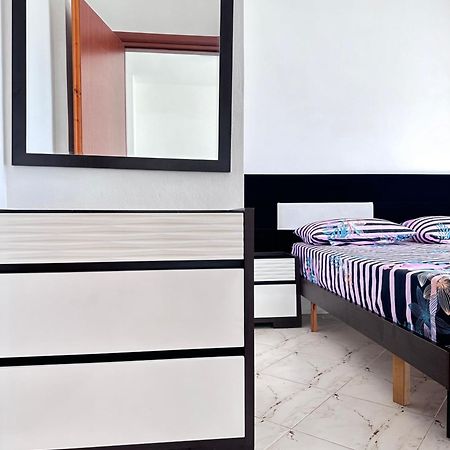 Tini Sea View Apartment ساراندا المظهر الخارجي الصورة