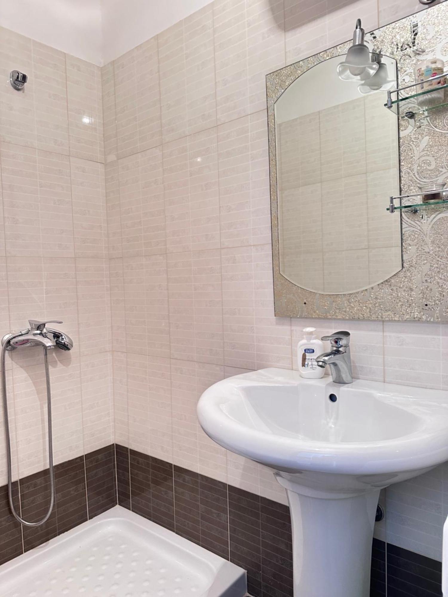 Tini Sea View Apartment ساراندا المظهر الخارجي الصورة
