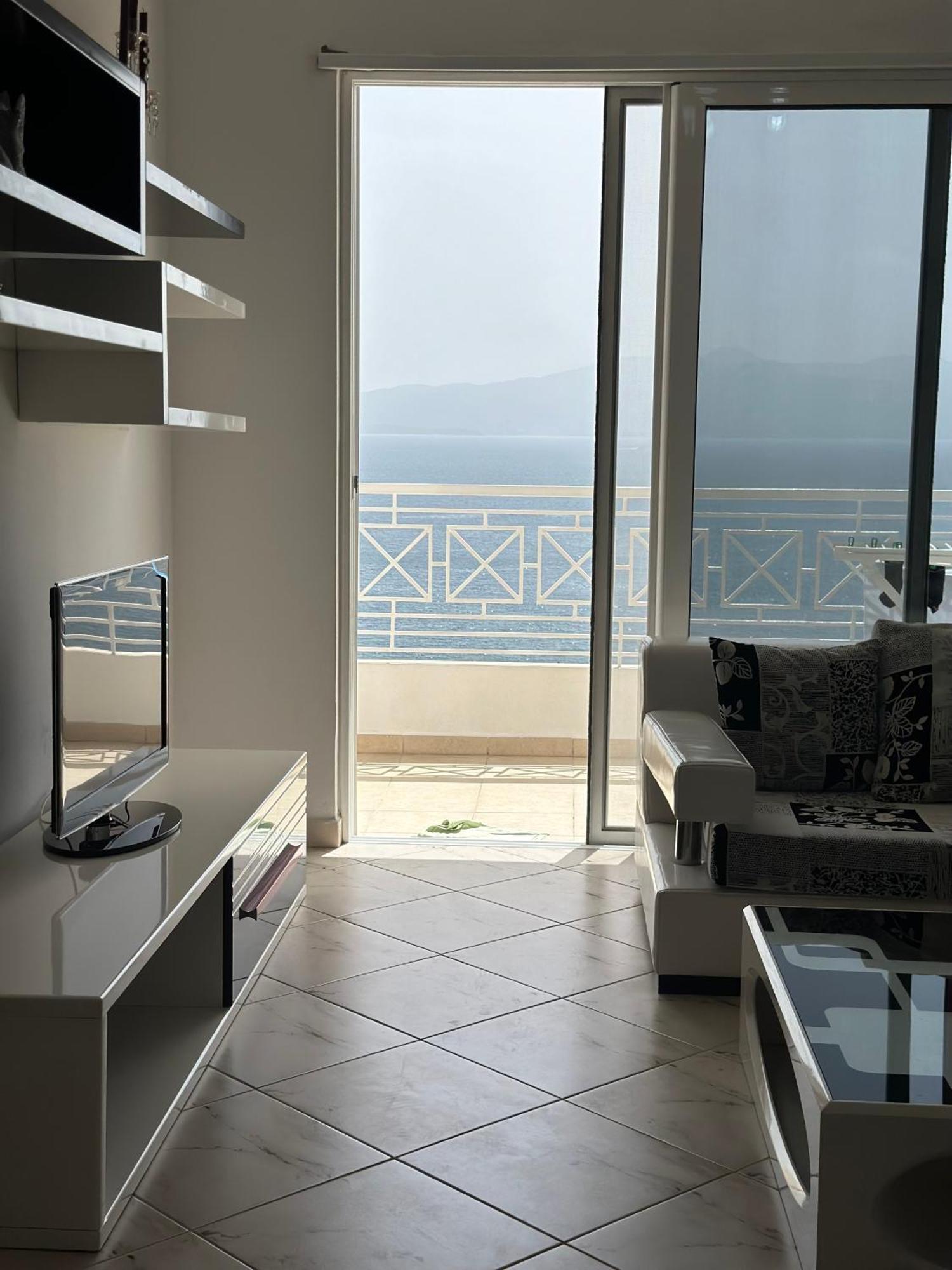Tini Sea View Apartment ساراندا المظهر الخارجي الصورة
